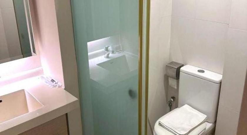 Hotel Reddoorz Premium @ Balestier Singapore