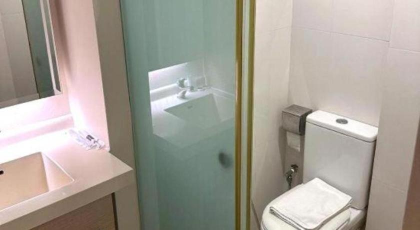 Hotel Reddoorz Premium @ Balestier Singapore